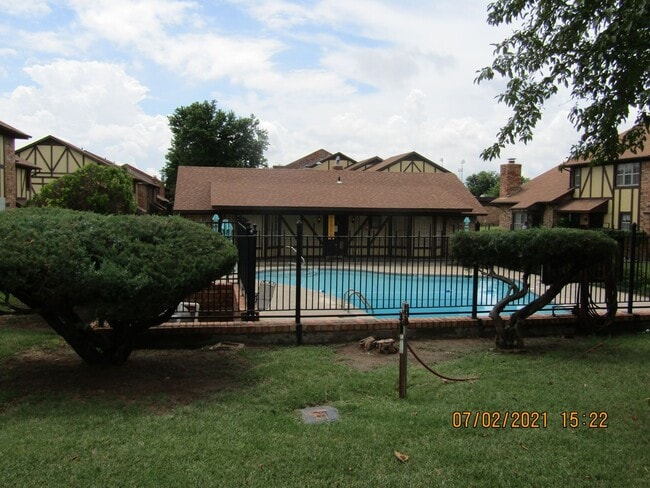 Building Photo - MACARTHUR AREA!! PETS NEGOTIABLE WITH OWNE...