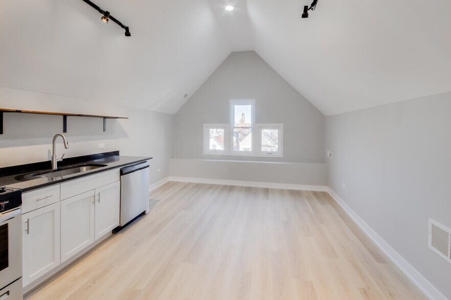 Building Photo - 2842 N Avers Ave