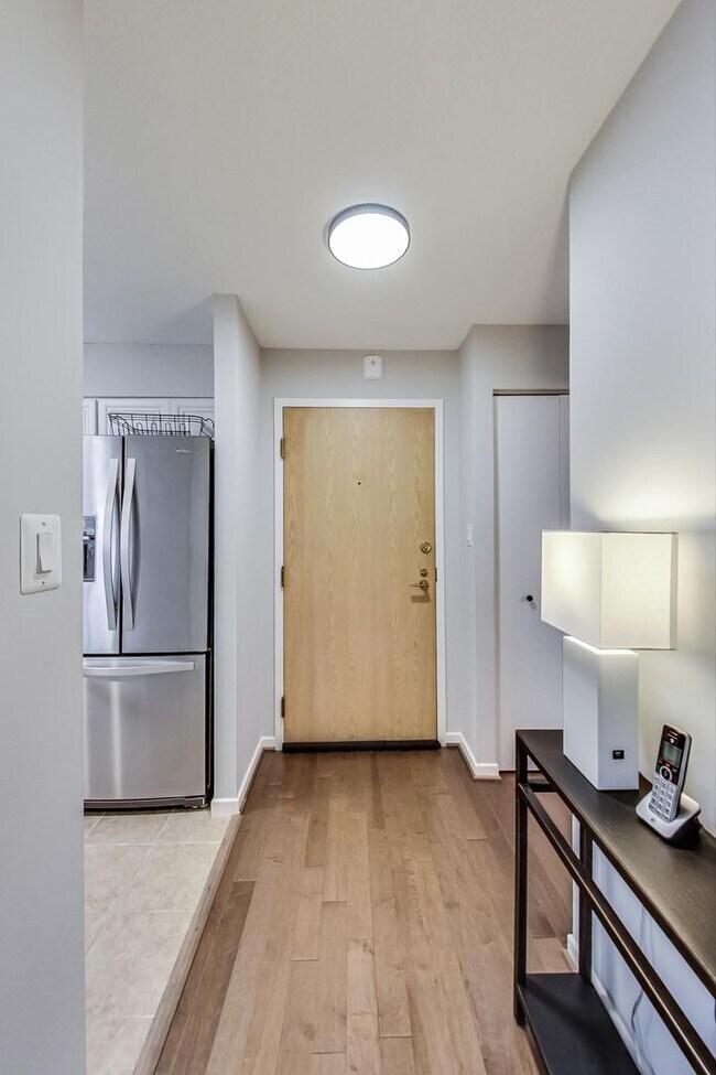 Building Photo - 2-bedroom, 1-bath condo in the sought-afte...