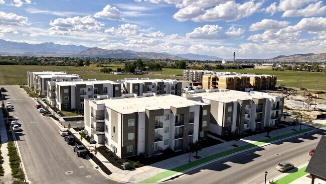 Building Photo - 1135 W 250 S