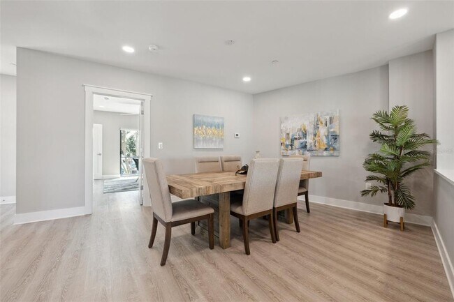 Building Photo - 12404 Capri Cir N