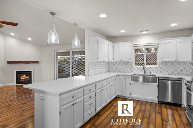 Building Photo - 3 Bedroom + Office in Central Point!