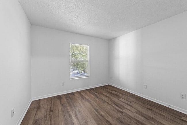 Building Photo - 3 bedroom Apartment