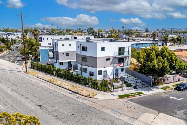 Building Photo - 1638 S Longwood Ave