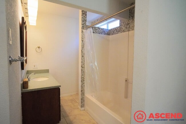 Building Photo - Remarkable Home Near Old River and White Ln!