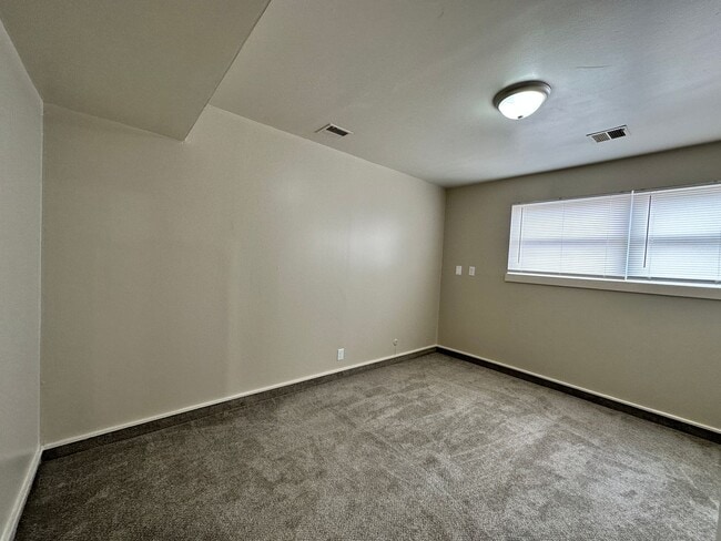 Building Photo - Townhome near Pawnee and Meridian