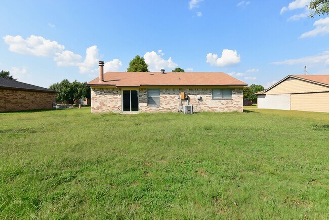 Building Photo - 1703 La Fontaine Ln