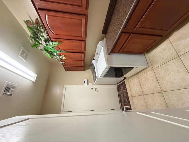 Building Photo - 1928 W Spur Dr