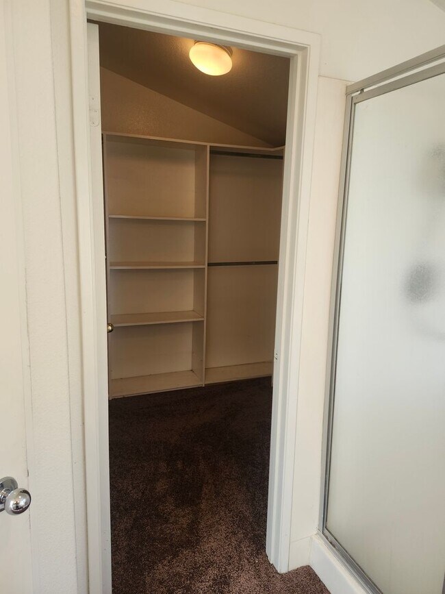 Building Photo - Spacious 4-Bedroom Home in a Prime Location