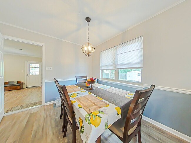 Building Photo - 4 Bedroom Brick Ranch in Woodlake!