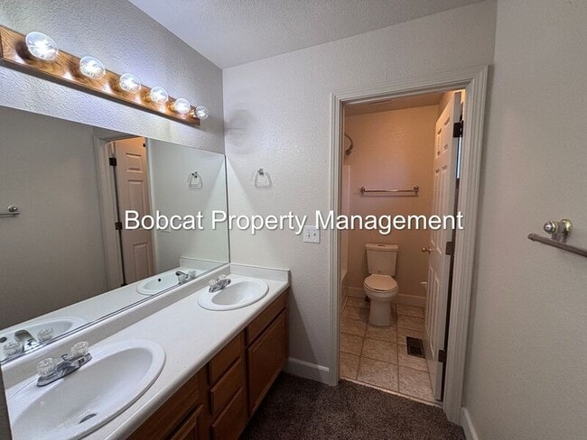 Building Photo - 988 Blue Ridge Dr