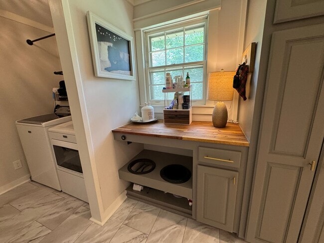 Building Photo - Executive Rental 4 bed 3 bath home in the heart of Country Club