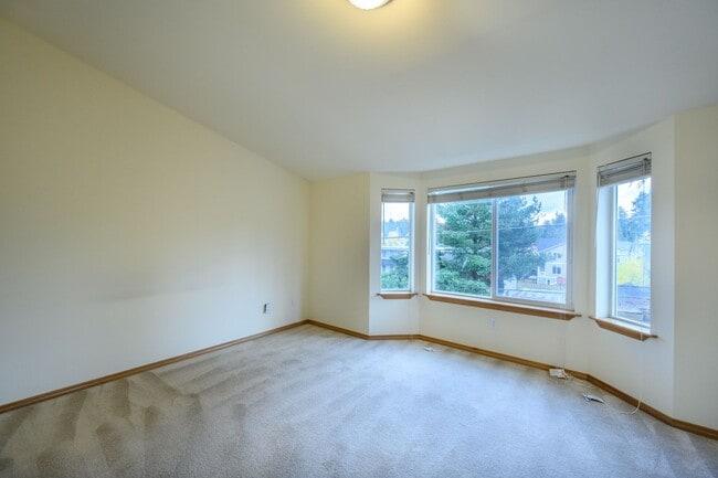 Building Photo - Lake City Living at Its Best Spacious 3BR Townhome with Garage & Easy I-5 Access