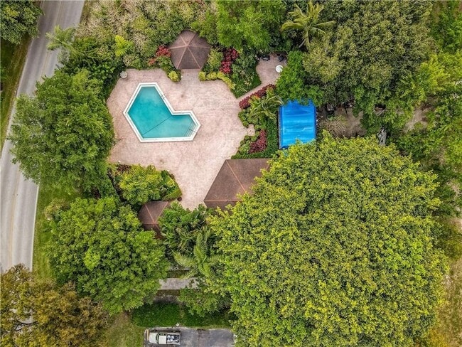 Building Photo - 2751 N Palm Aire Dr