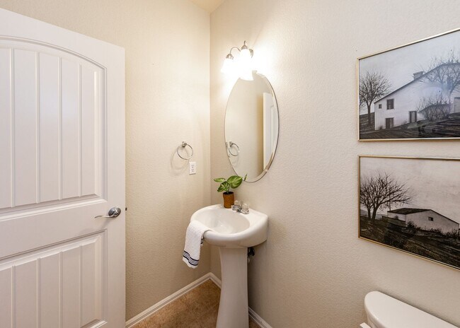 Building Photo - Cute End Unit 3 Bedroom Townhome in Lorson...
