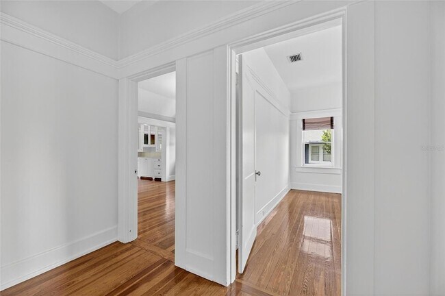 Building Photo - 3003 W Harbor View Ave