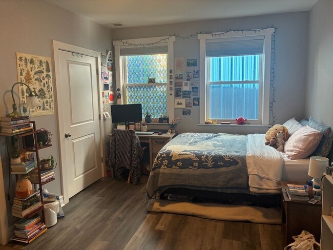 Building Photo - 4 BED 3.5 BATH RENOVATED HOUSE WITH AC LAUNDRY OUTDOOR SPACE!