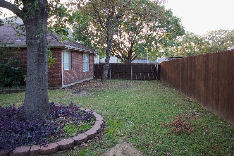 Building Photo - 3605 Villanova Dr