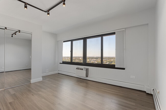 Building Photo - 6166 N Sheridan Rd