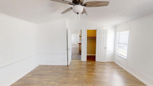 Building Photo - "Charming 3-Bed, 2-Bath Retreat in Gatesvi...