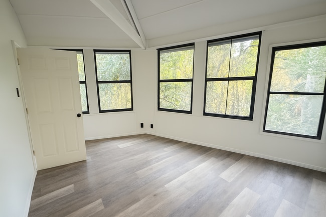 Building Photo - Freshly Renovated 2-Bed, 2-Bath Treehouse in Haines City!