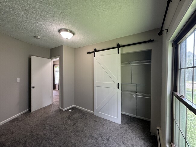 Building Photo - 935 Tuscarora Ave W