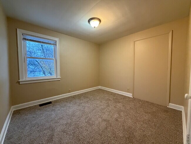 Building Photo - Now Ready: 2BR, 1BA duplex (Do not apply without speaking with us first.)