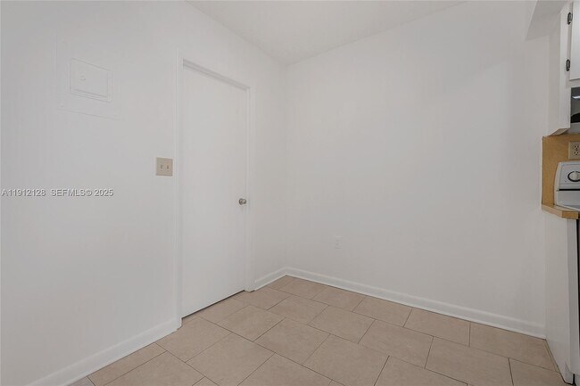 Building Photo - 1975 NE 135th St