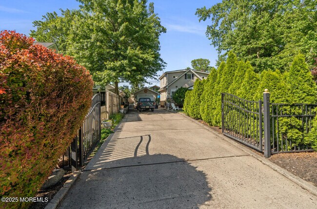 Building Photo - 517 Laurel Ave