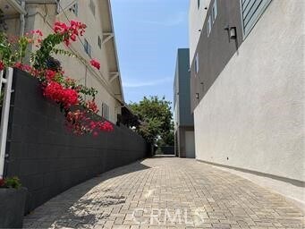 Building Photo - 1141 Irolo St