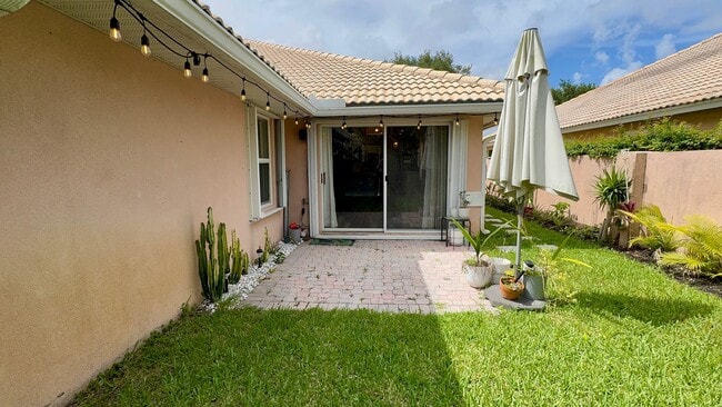 Building Photo - 5465 Grande Palm Cir