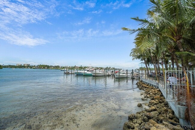Building Photo - 300 N Hwy A1A