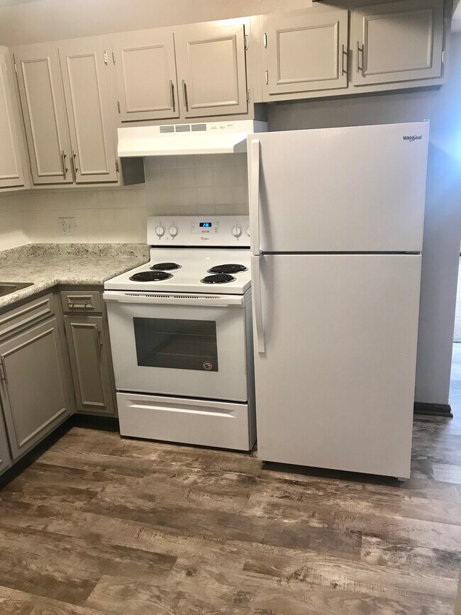 Kitchen - 3412 N Ten Mile Dr