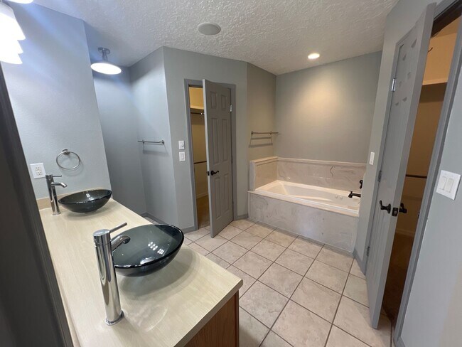 Building Photo - 3709 Benjamin Davis Dr