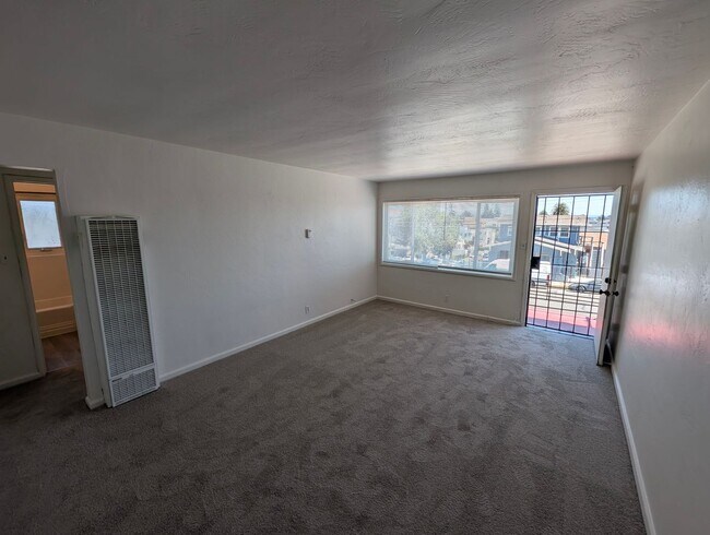Building Photo - 2-Bedroom Walkup Near Highland Hospital