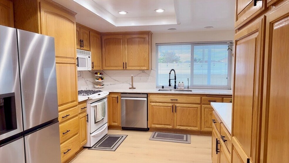 Building Photo - 9092 La Linda Ave