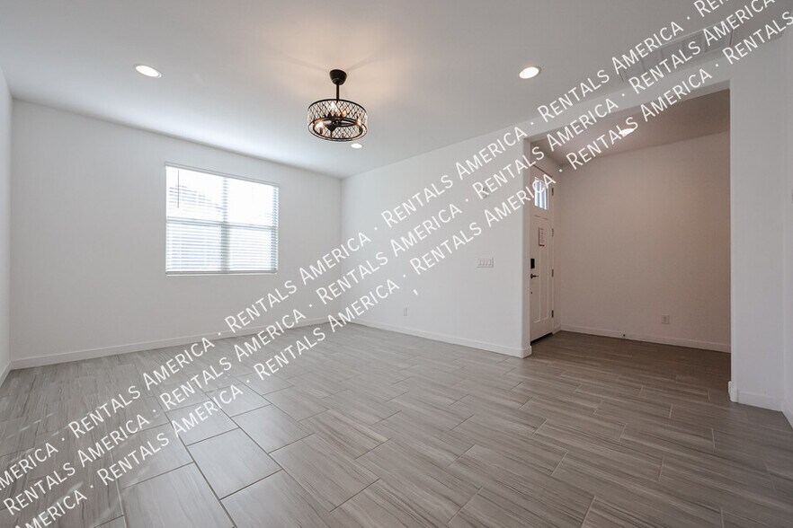 Building Photo - 2256 E Ridgewood Ln