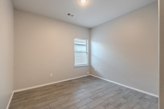 Building Photo - 402 Avenue H