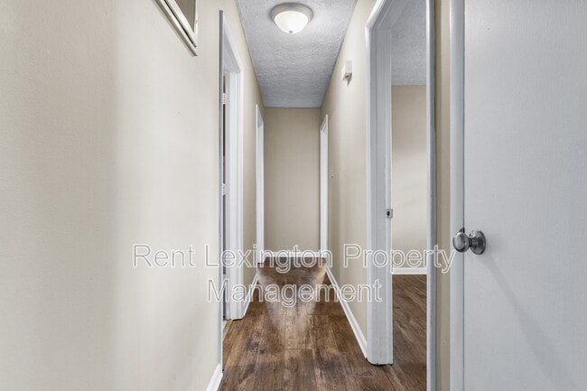 Building Photo - 2461 Mirahill Dr
