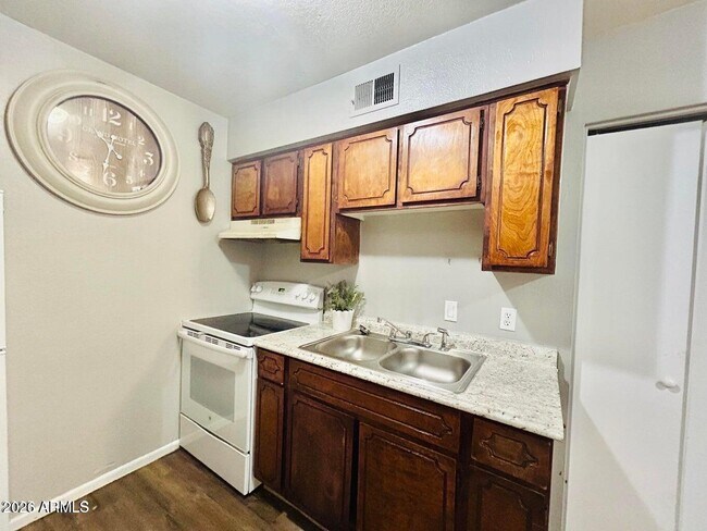 Building Photo - 240 S Doran