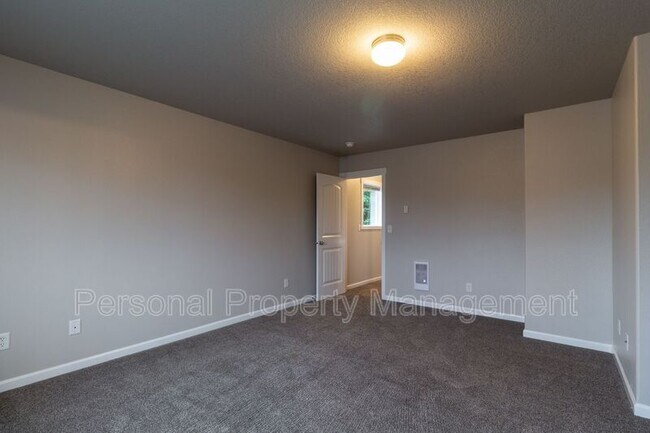Building Photo - 5010 NE 29th Ave