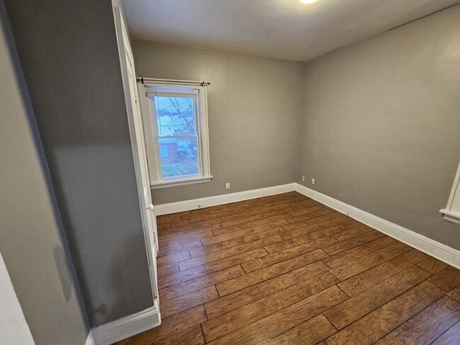 Building Photo - 4915 E 109th St