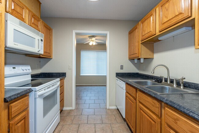 Building Photo - Beautiful  3 Bedroom, 2.5 Bath Condo in Canterbury!