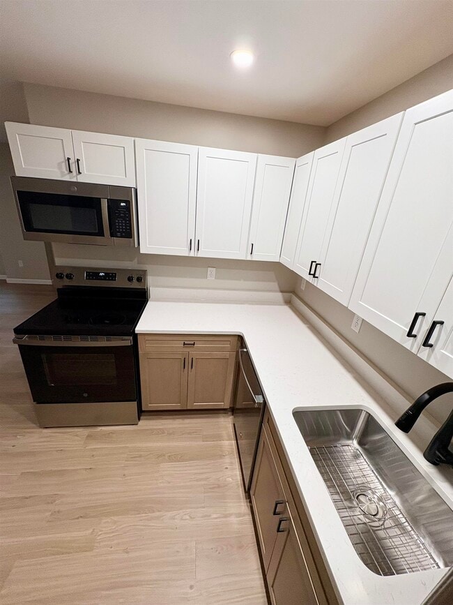 Building Photo - 15 Mountain Rd