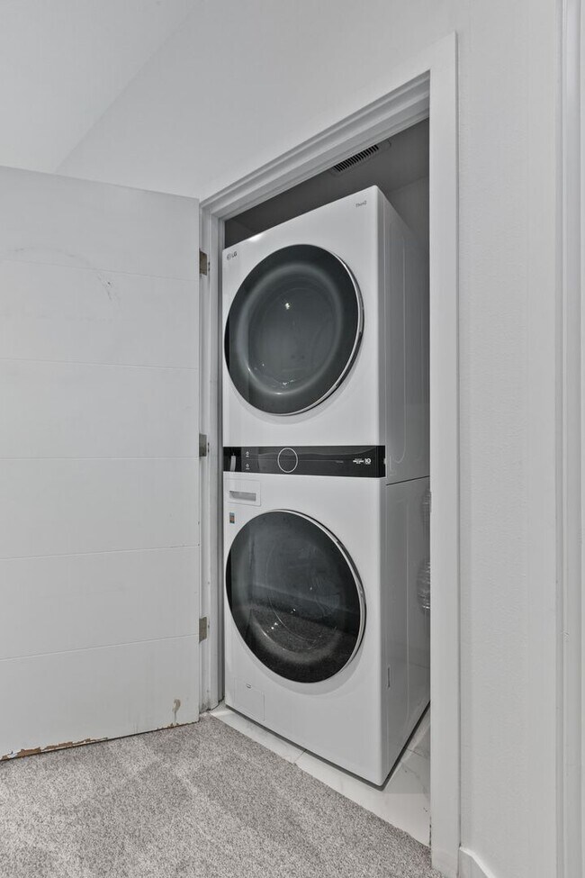 Building Photo - 3bd/1.5ba Seattle Townhouse