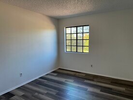 Building Photo - 10438 Cozycroft Ave