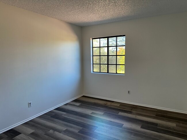 Building Photo - 10438 Cozycroft Ave