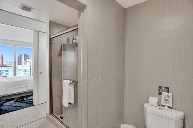 Building Photo - 3101 Bayshore Dr