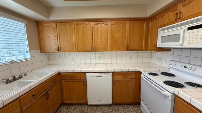 Building Photo - 2274 E Skyview Ave