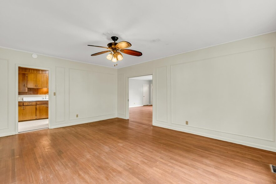Building Photo - 905 8th Ave N